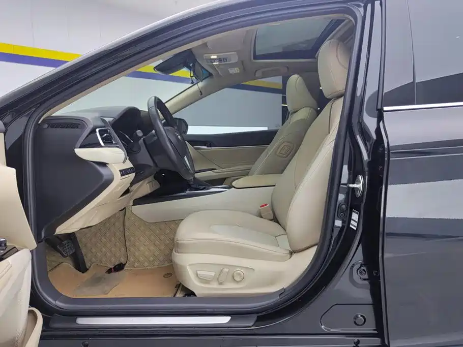 Toyota Camry 2021 2.0G Luxury