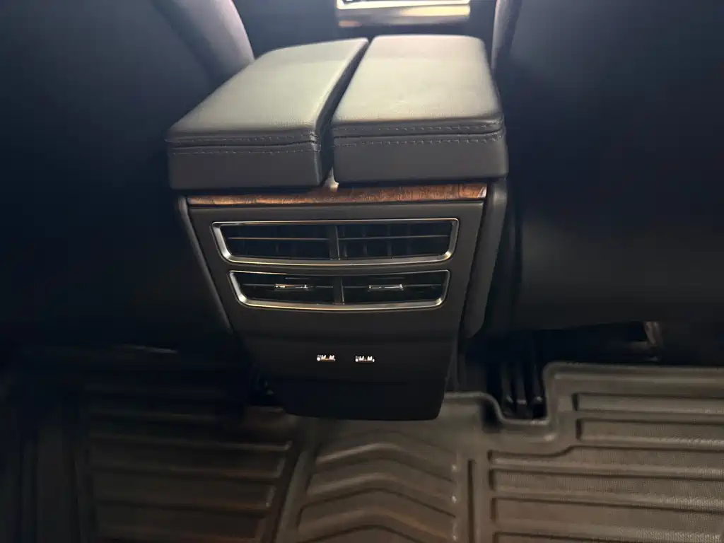 Tesla Model S — миниатюра 8