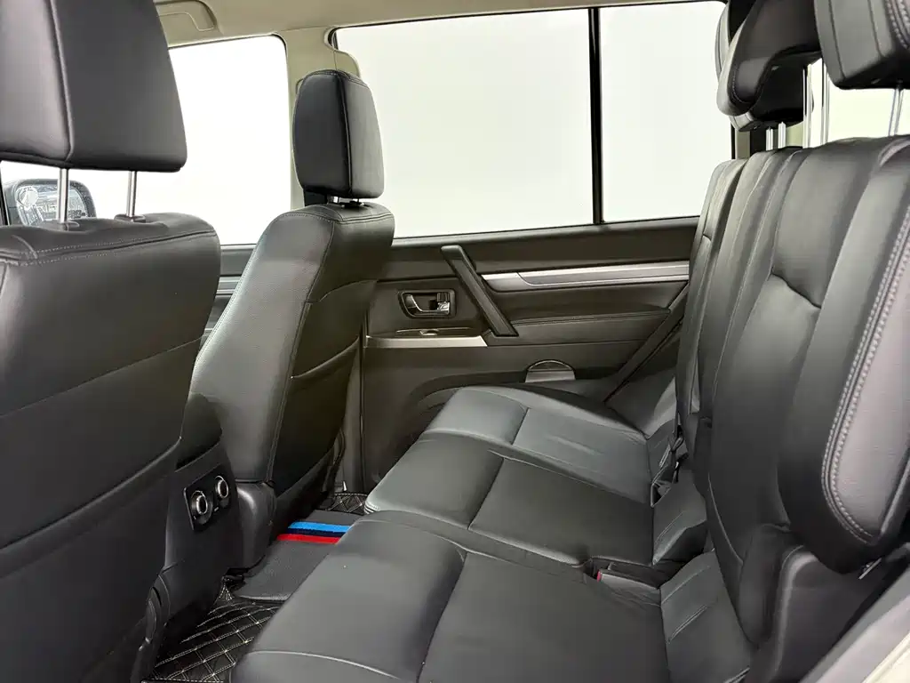 Mitsubishi Pajero (Import) — миниатюра 12