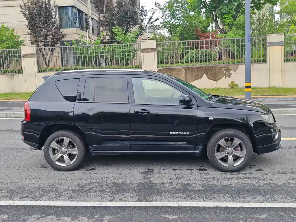 Jeep Compass (Import) — миниатюра 8