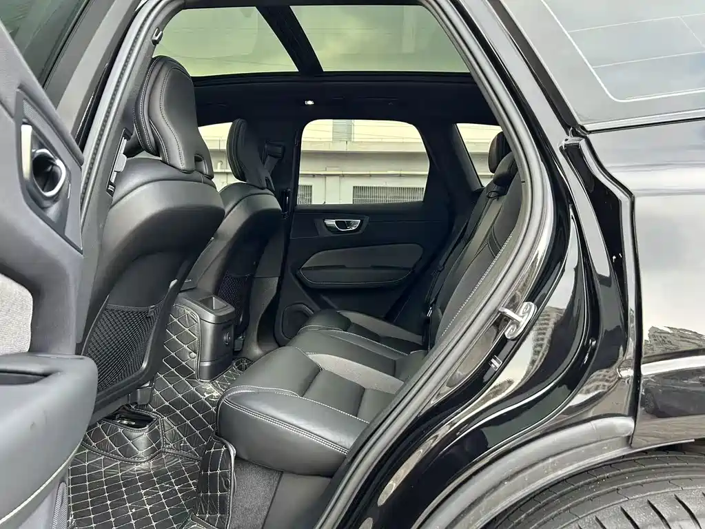 Volvo XC60 PHEV — миниатюра 6