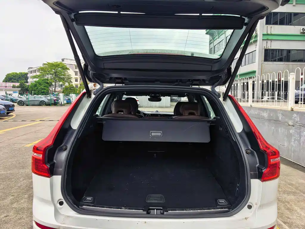 Volvo XC60 PHEV — миниатюра 8