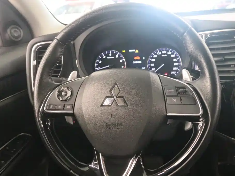 Mitsubishi Outlander — миниатюра 6