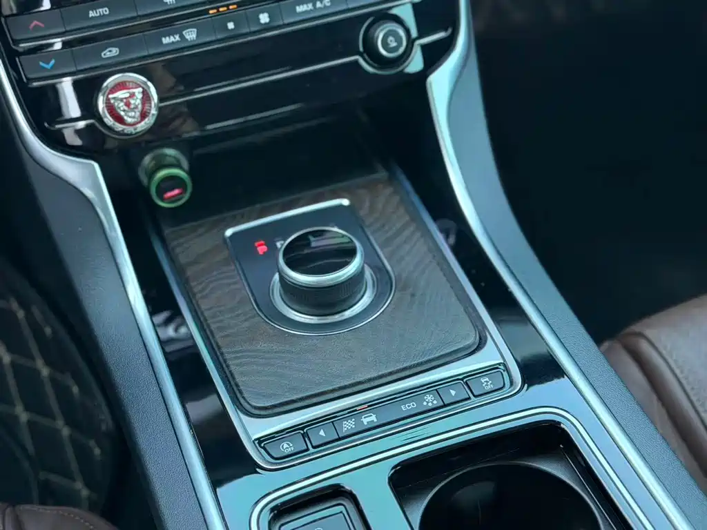 Jaguar XFL — миниатюра 12