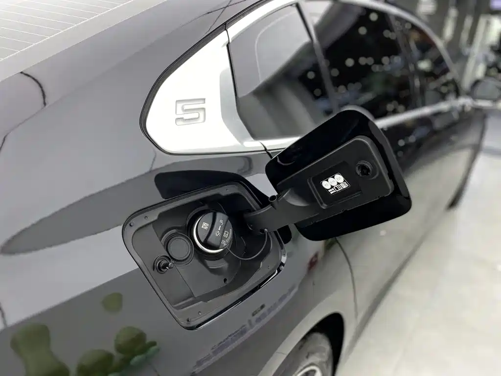 BMW 5 Series — миниатюра 12
