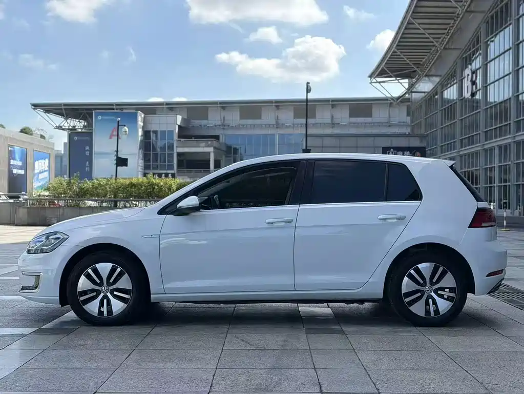 Volkswagen Golf EV — миниатюра 4