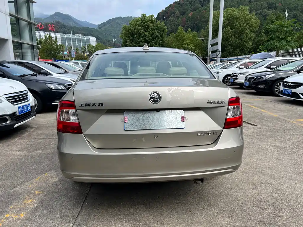 Skoda Rapid 2013 1.6L MT