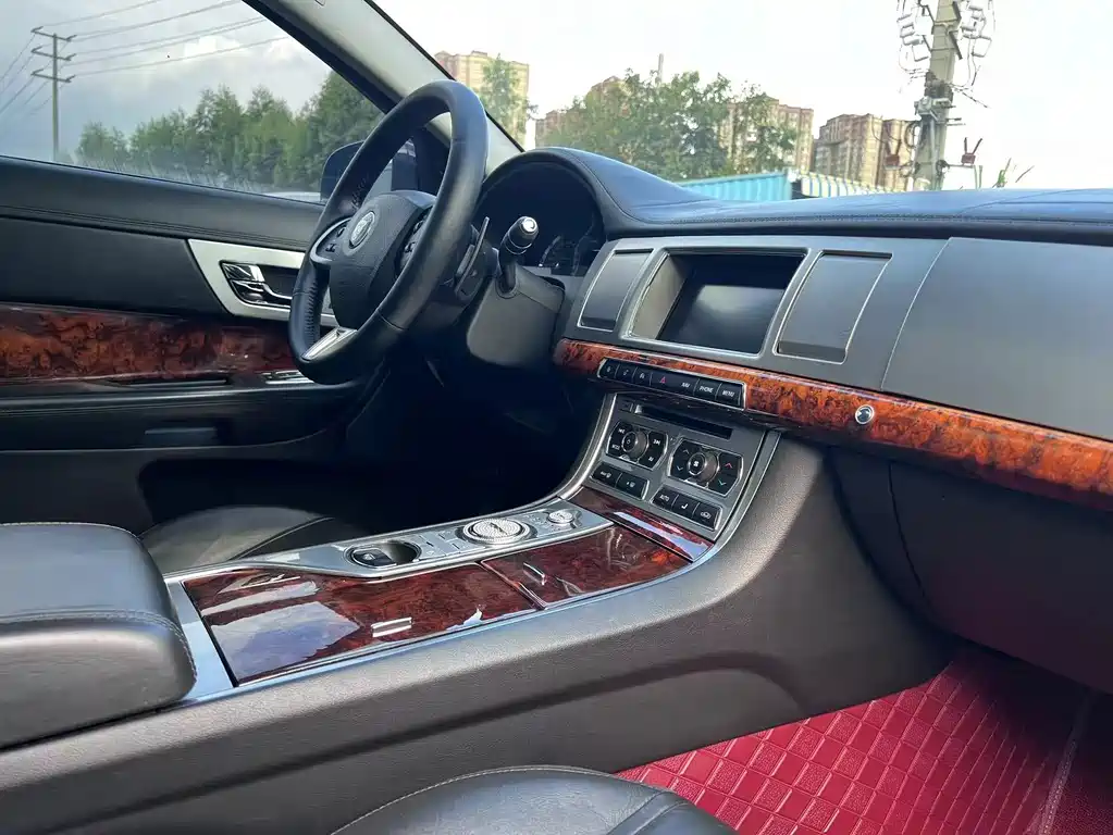 Jaguar XF — миниатюра 15