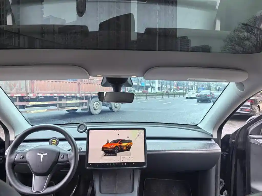 Tesla Model Y — миниатюра 9