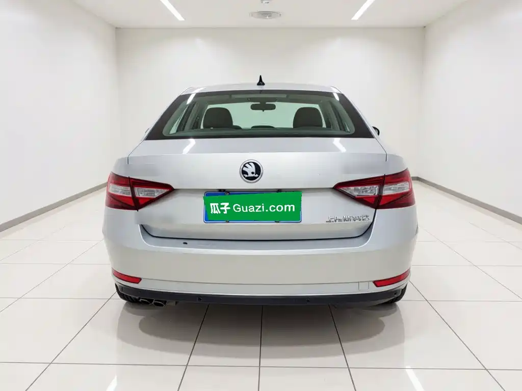Skoda Superb — миниатюра 5