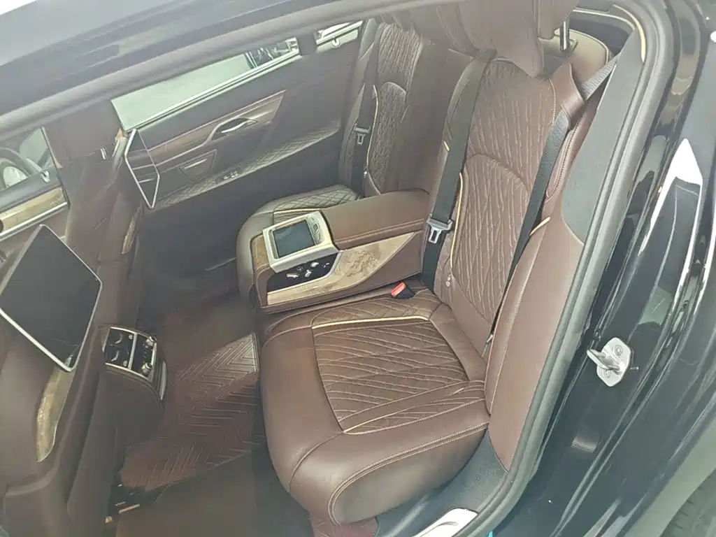 BMW 7 Series — миниатюра 17