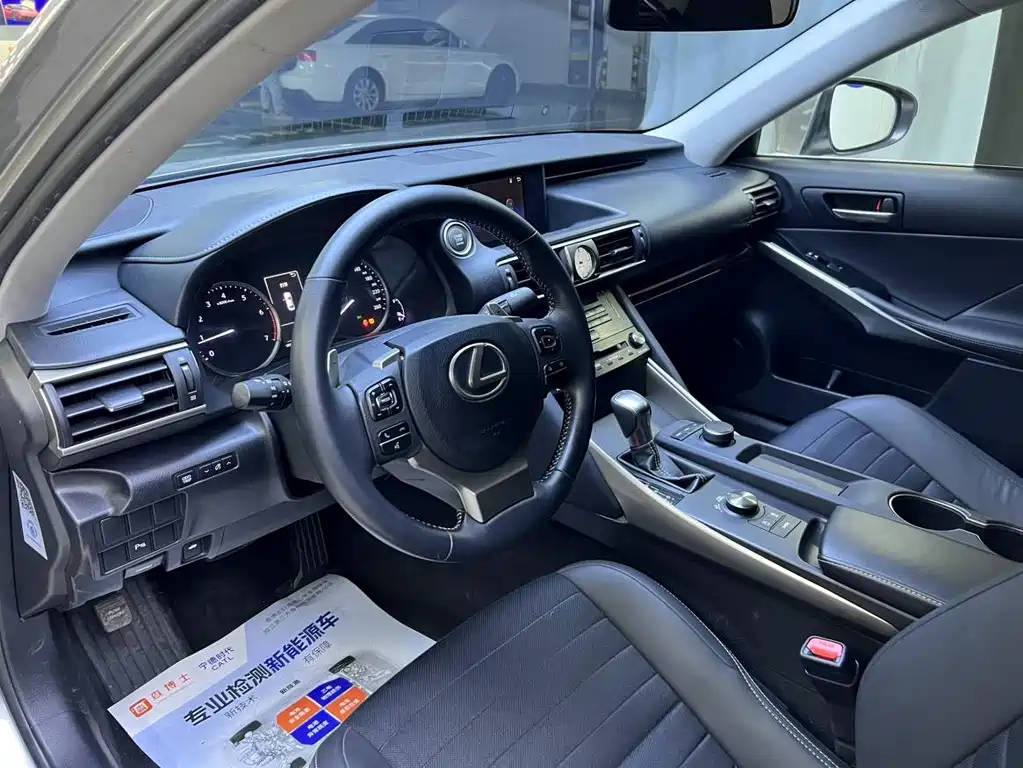 Lexus IS 2017 300 Lead