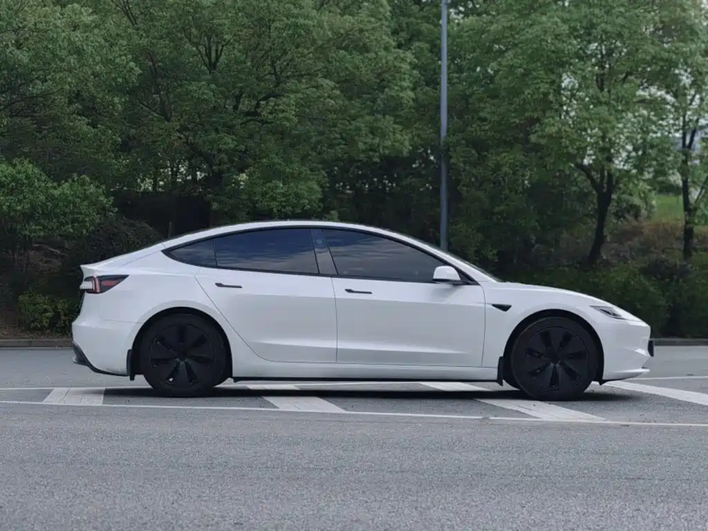 Tesla Model 3 — миниатюра 7