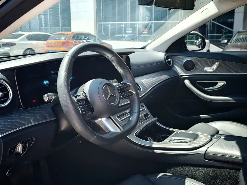 Mercedes-Benz E-Class — миниатюра 4
