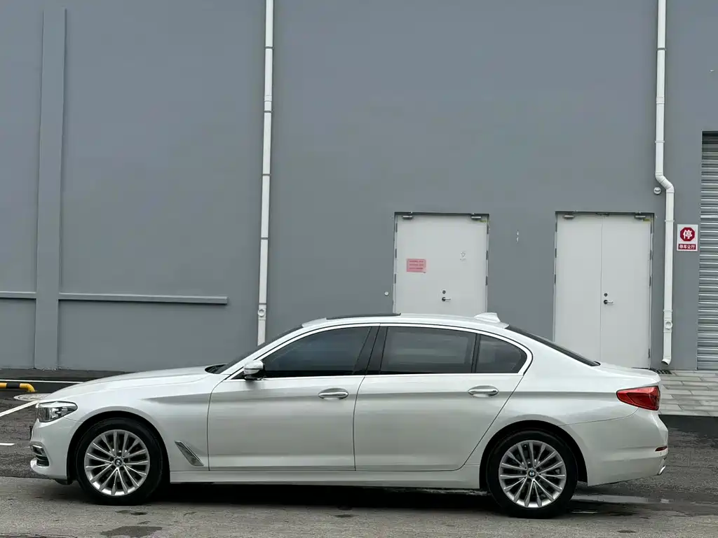 BMW 5 Series — миниатюра 7