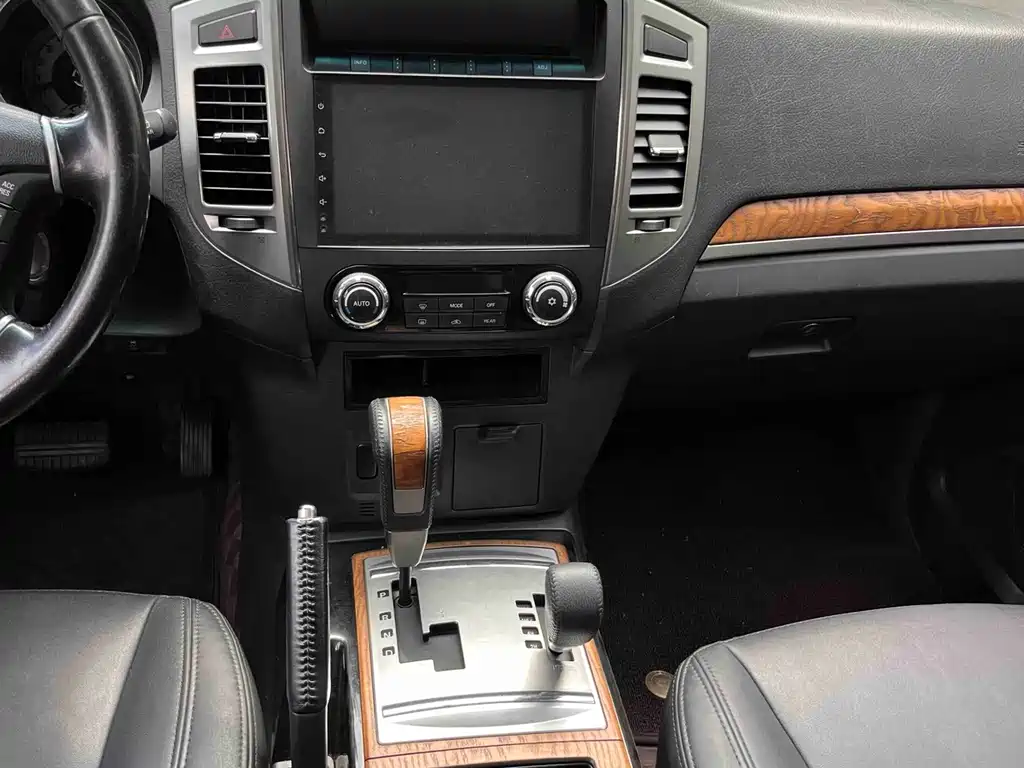 Mitsubishi Pajero (Import) — миниатюра 24