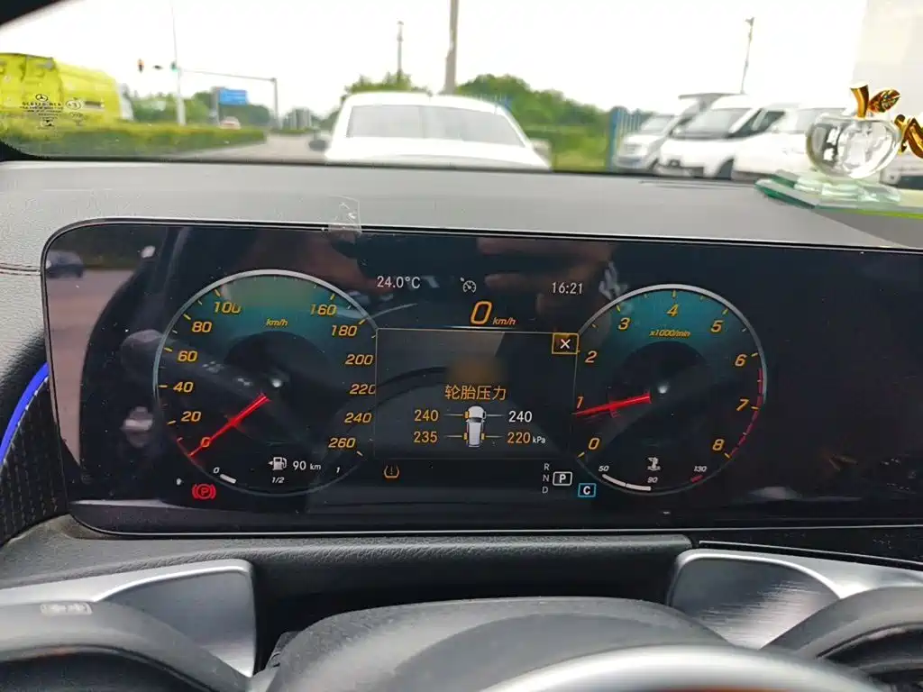 Mercedes-Benz GLB — миниатюра 4