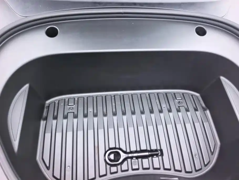 Tesla Model 3 — миниатюра 10