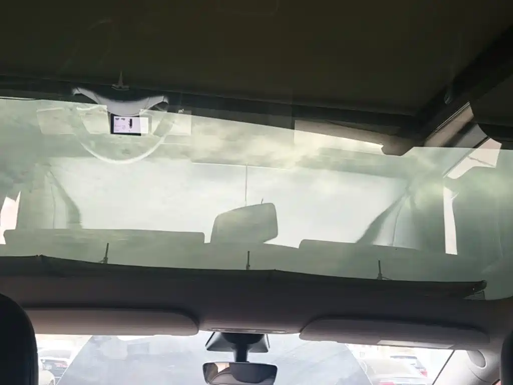 Tesla Model Y — миниатюра 18