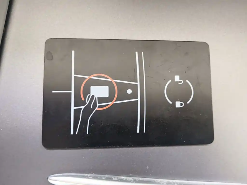 Tesla Model Y — миниатюра 9