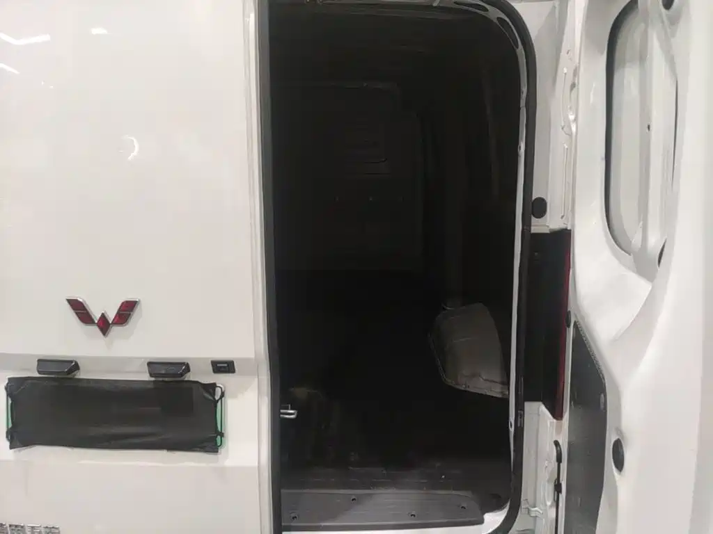 Wuling Yangguang — миниатюра 19
