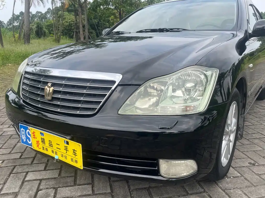Toyota Crown — миниатюра 4