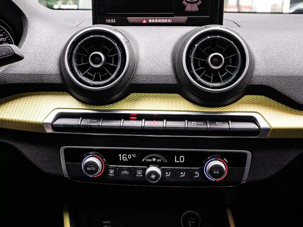Audi Q2L - фото 12