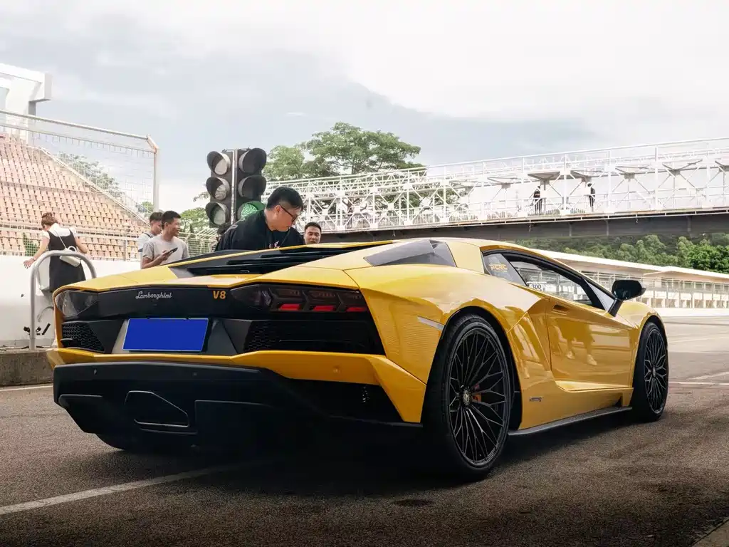 LAMBORGHINI AVENTADOR