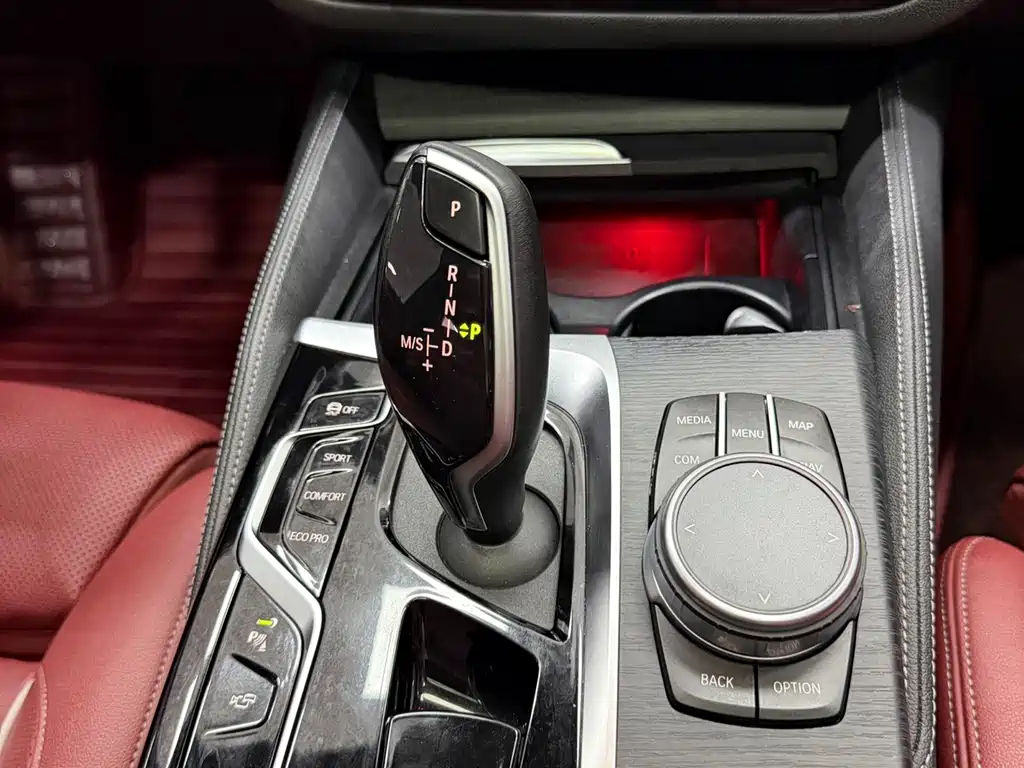 BMW 5 Series — миниатюра 13