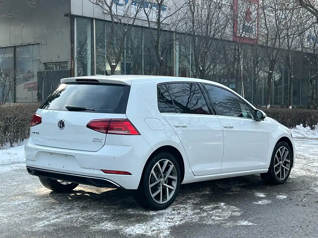 VOLKSWAGEN GOLF