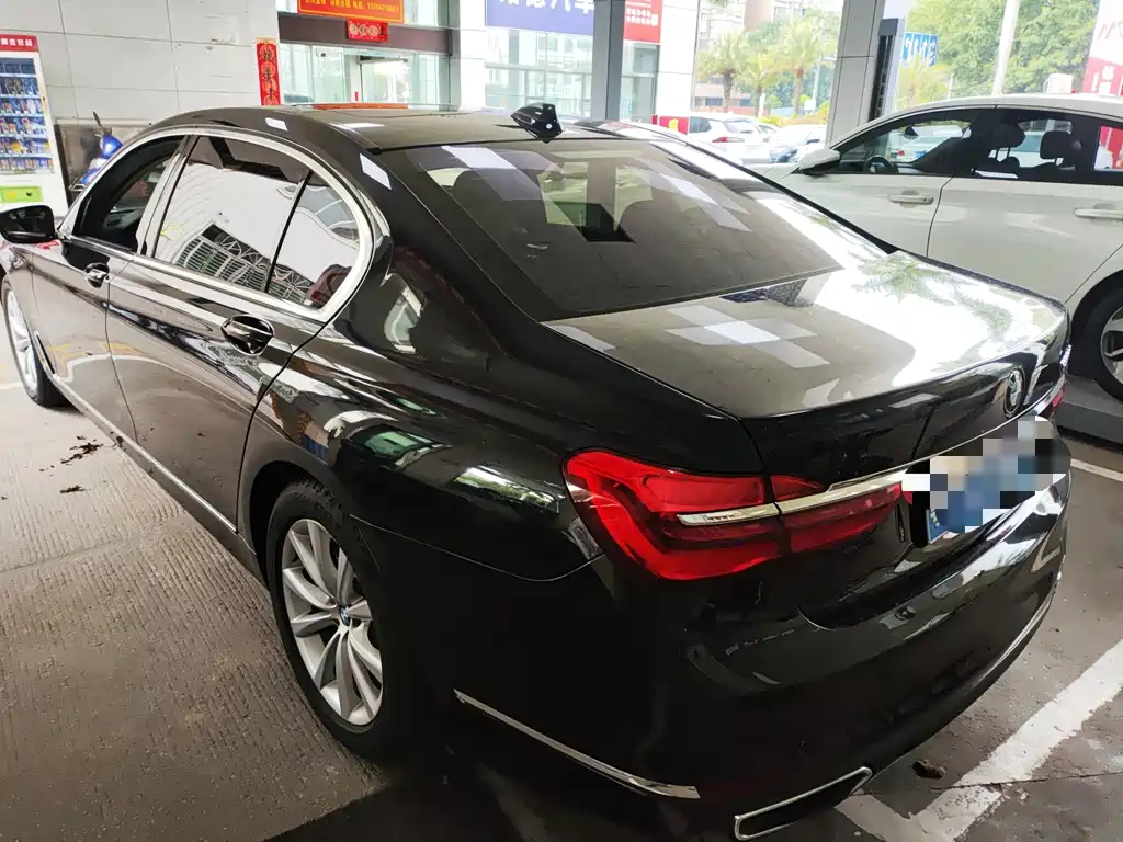 BMW 7 Series — миниатюра 3