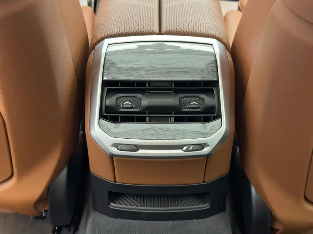 BMW i7 — миниатюра 10