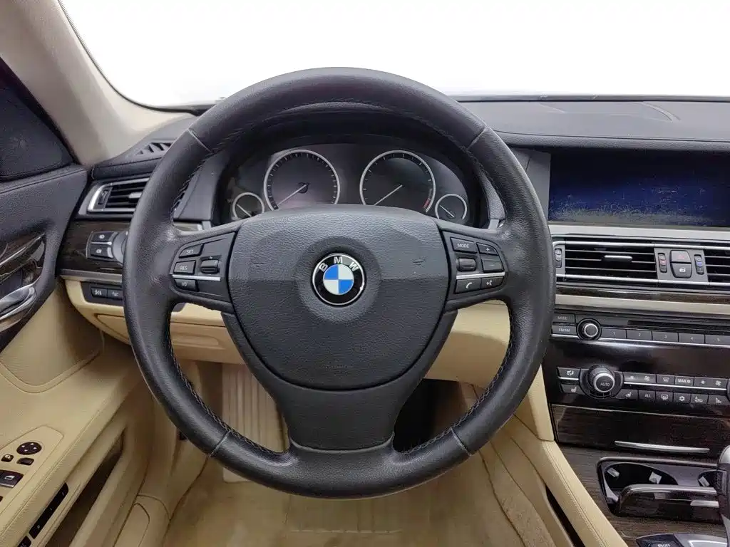 BMW 7 Series — миниатюра 11