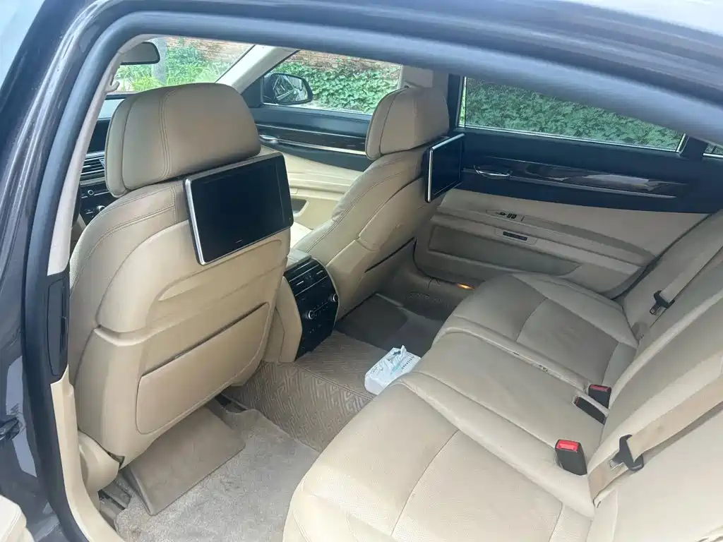BMW 7 Series — миниатюра 7