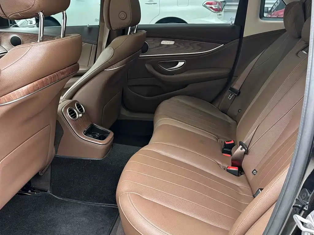 Mercedes-Benz E-Class — миниатюра 5