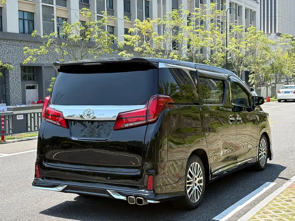 Toyota Alphard — миниатюра 9