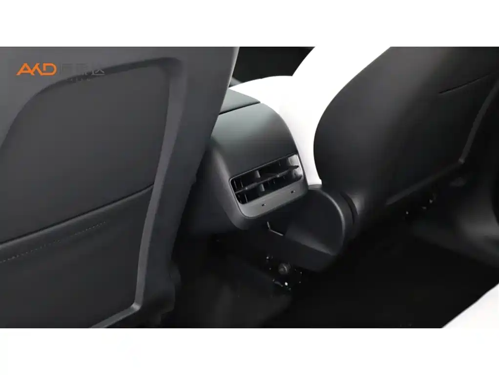 Tesla Model Y — миниатюра 9