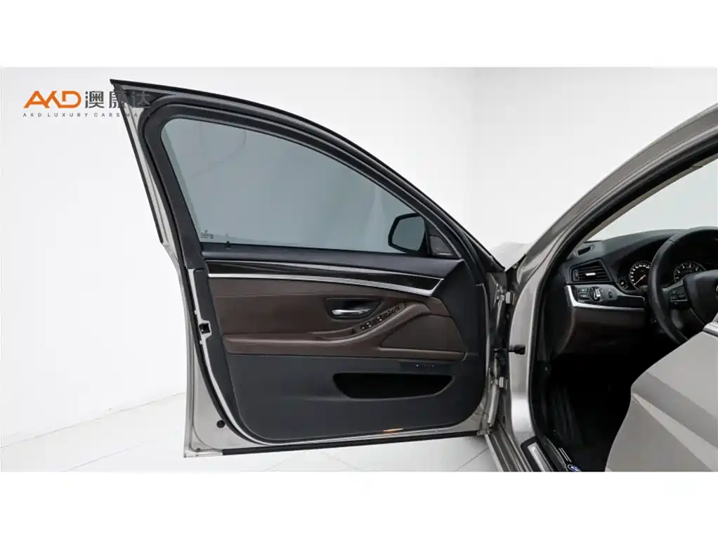 BMW 5 Series — миниатюра 10
