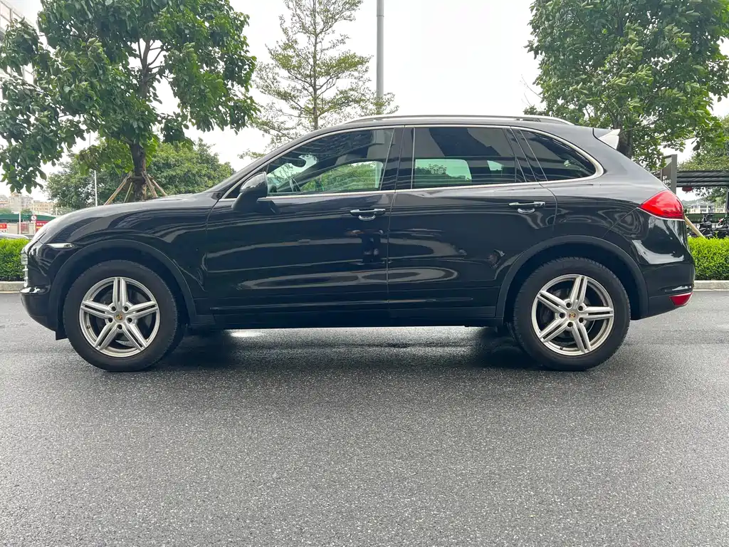 Porsche Cayenne — миниатюра 7