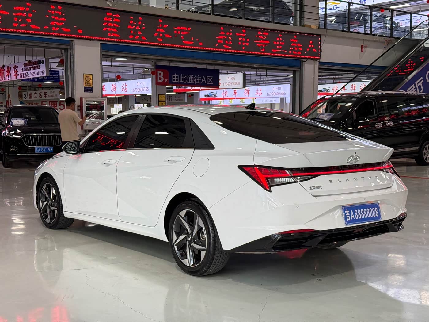 Hyundai Elantra 1.5 л 2023 г. Белый, пробег 32000 км