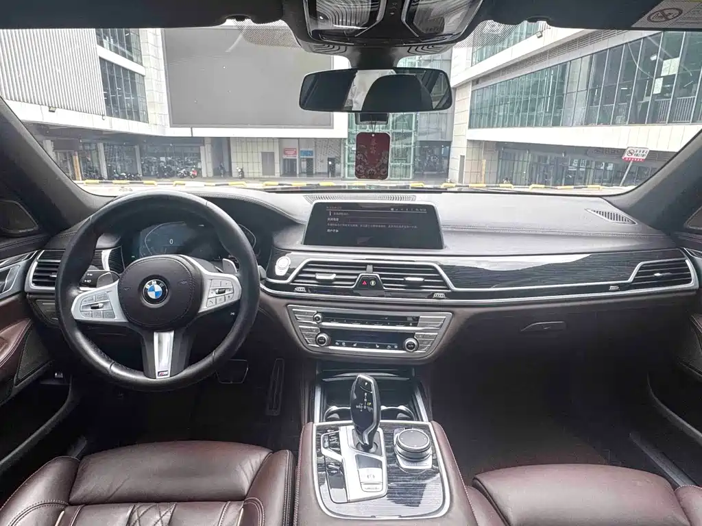 BMW 7 Series — миниатюра 9