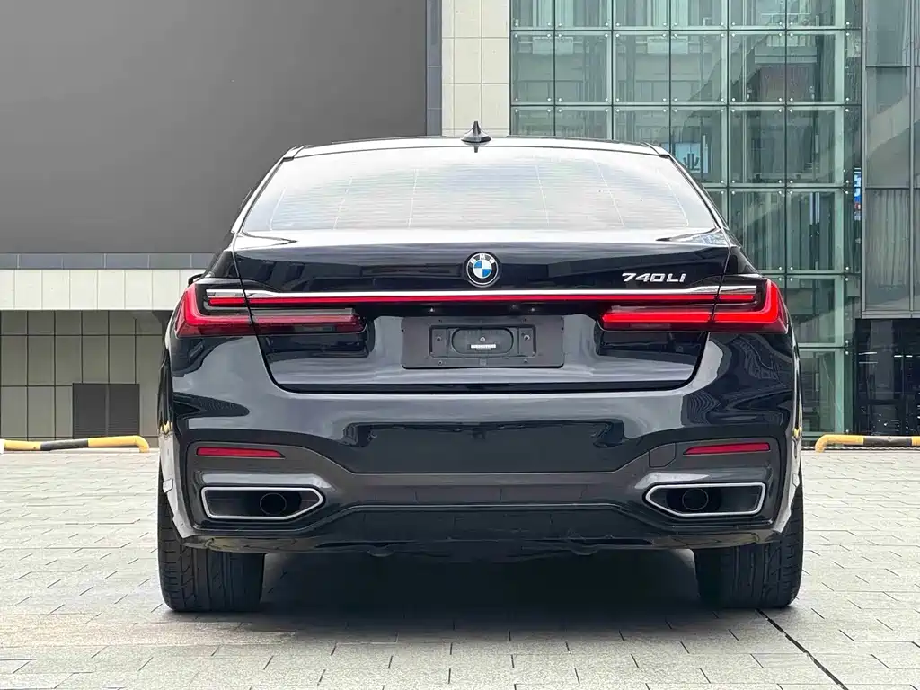BMW 7 Series — миниатюра 13