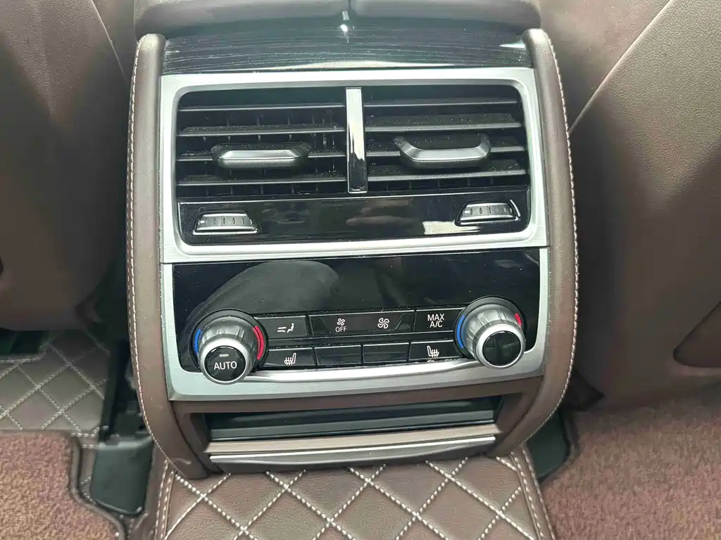 BMW 7 Series — миниатюра 11