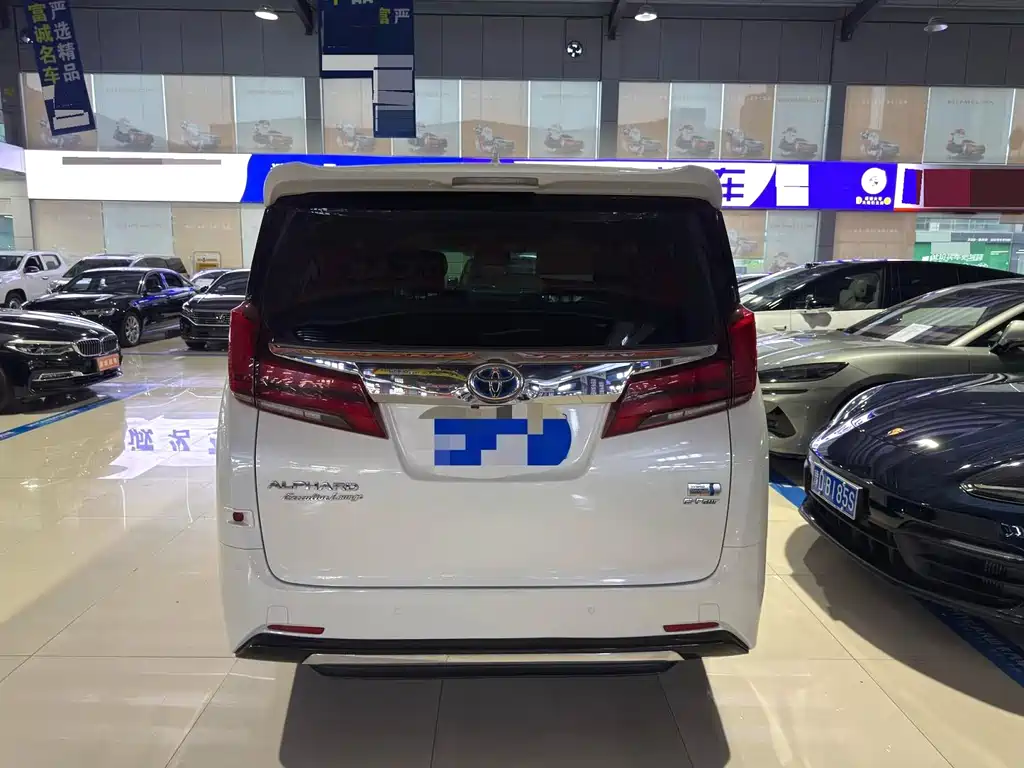 Toyota Alphard — миниатюра 8