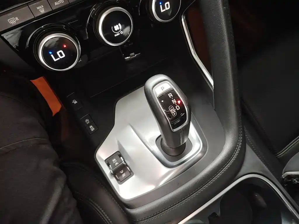 Jaguar E-PACE — миниатюра 13