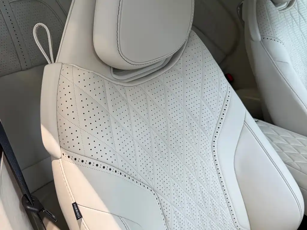 Aston Martin DB12 — миниатюра 7