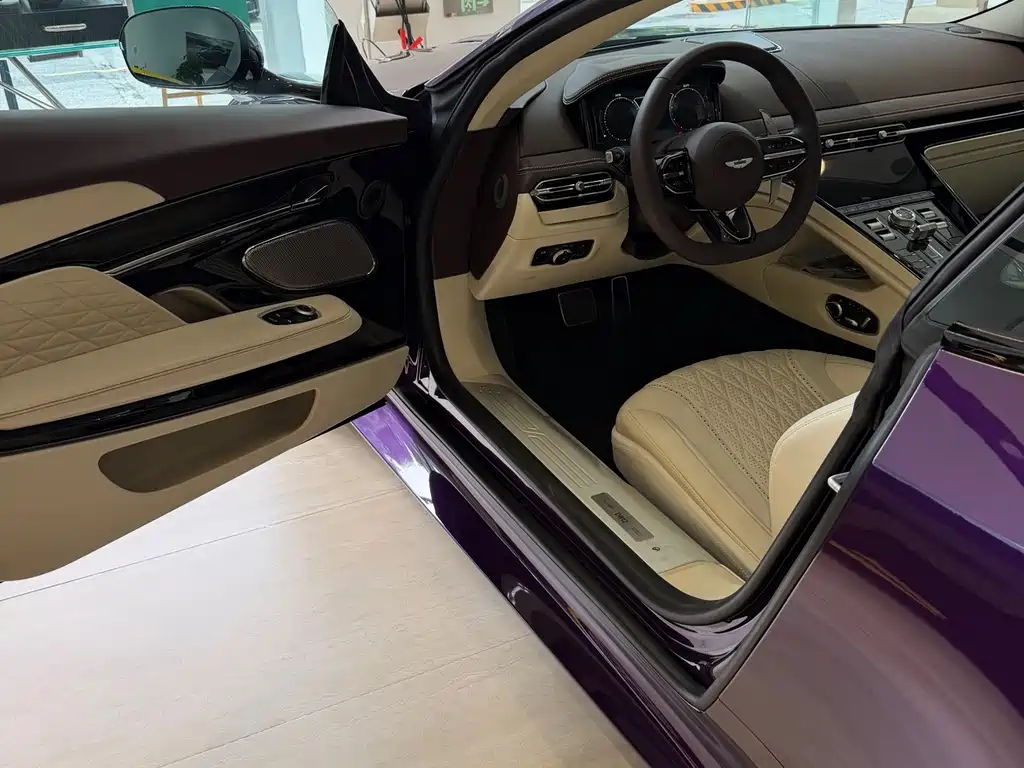 Aston Martin DB12 — миниатюра 6