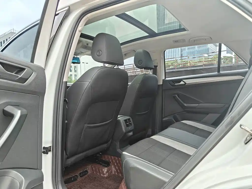 Volkswagen T-Roc — миниатюра 10