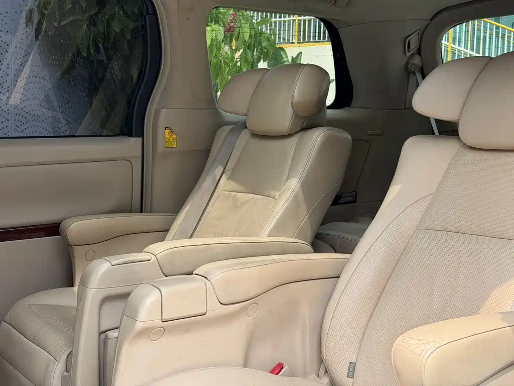 Toyota Alphard — миниатюра 7