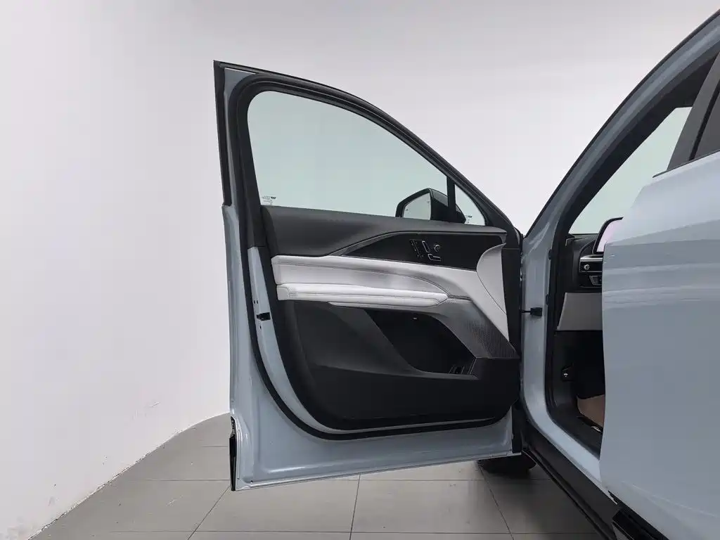 Cadillac Lyriq — миниатюра 8